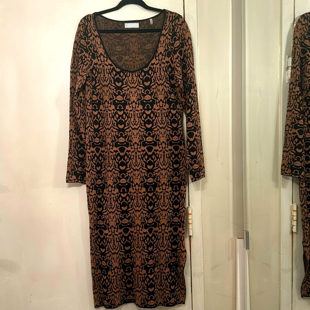 ELIE TAHARI gorgeous sweater dress in a brown/black knit print- like new in Sz.L